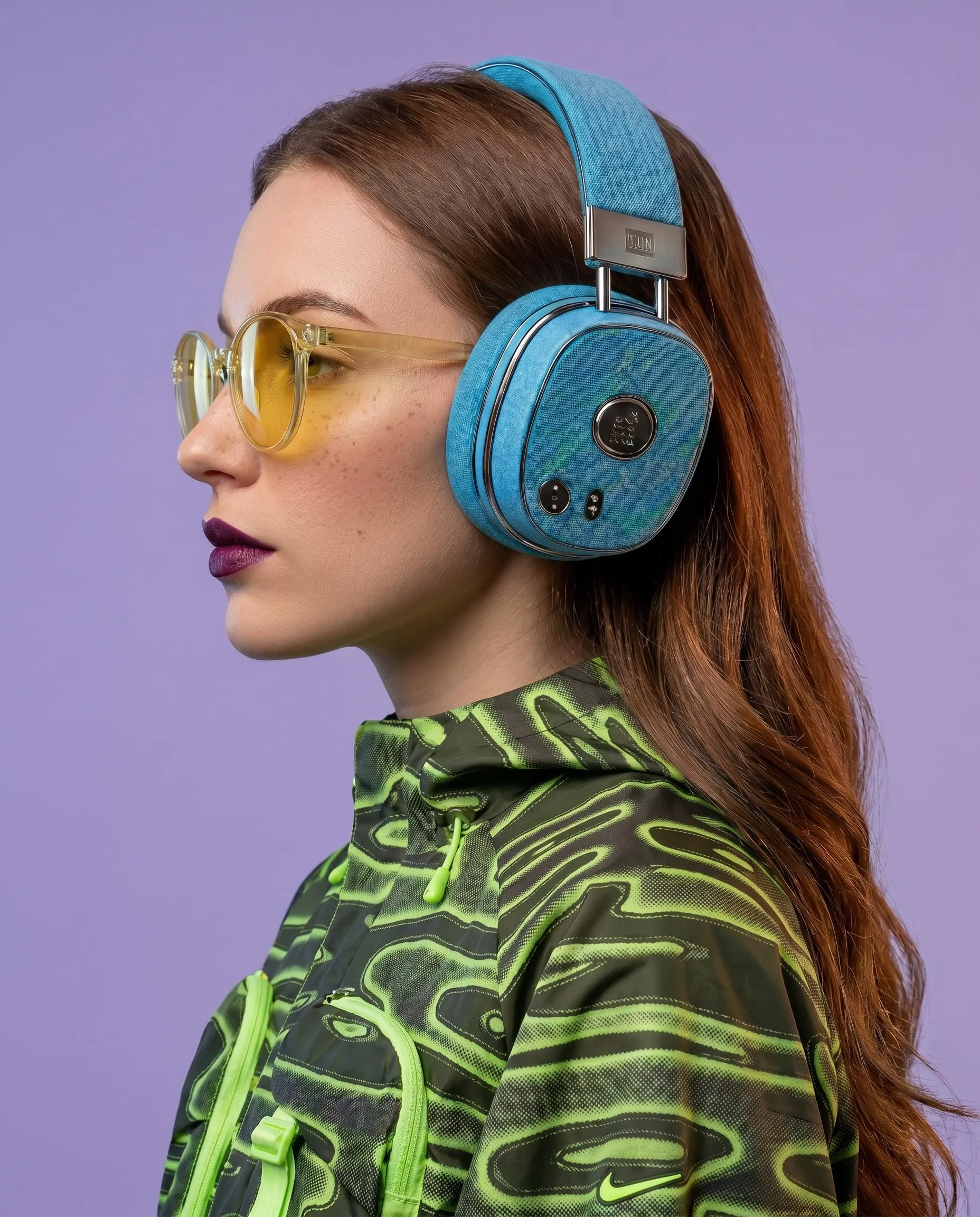 Retrato de uma pessoa com óculos amarelos e fones azuis